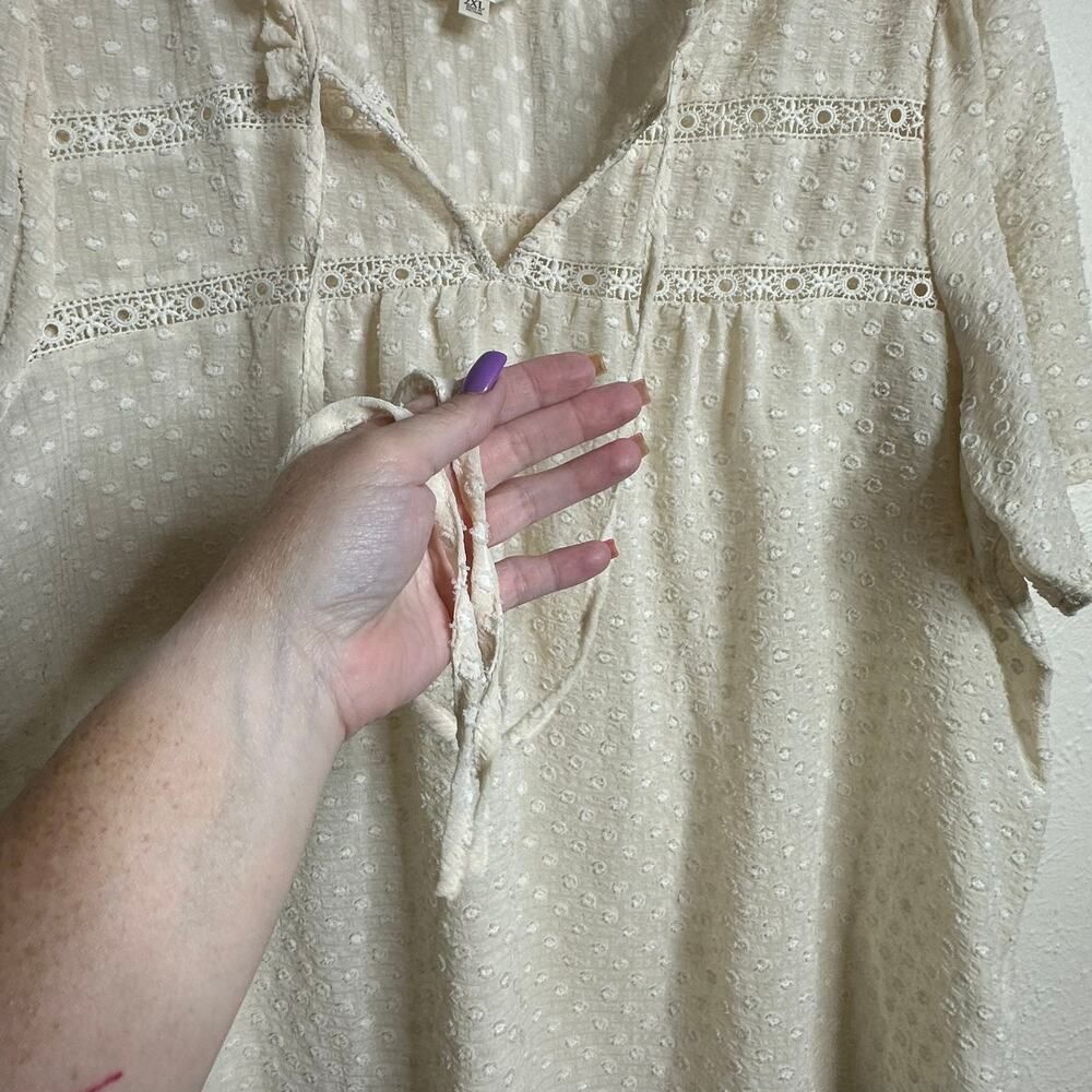 Flower & Feather Woman's 2X Tan & White Swiss Dot Short Ruffled Sleeve Blouse - Picture 5 of 11